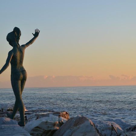 Отель A Pochi Passi Dal Mare Торре-дель-Лаго-Пуччини Экстерьер фото