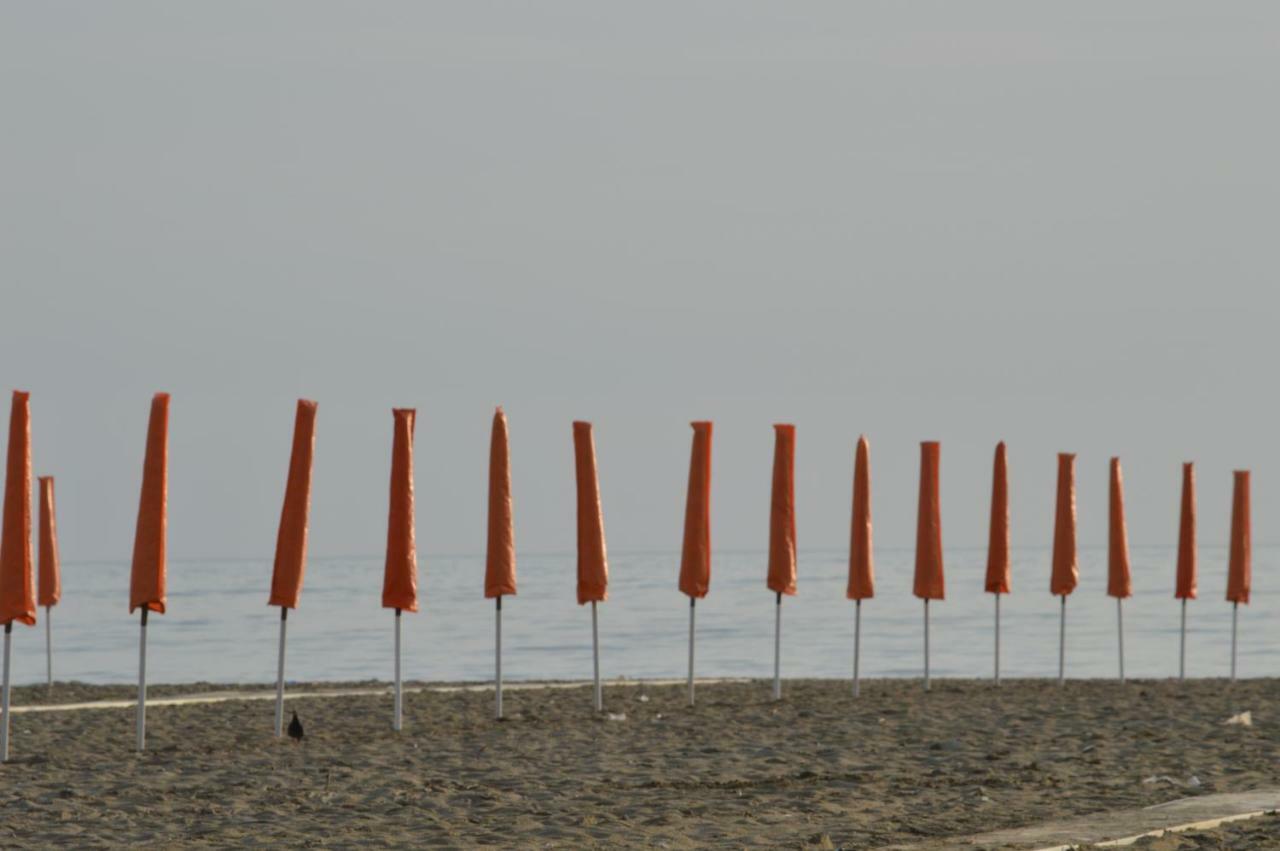 Отель A Pochi Passi Dal Mare Торре-дель-Лаго-Пуччини Экстерьер фото